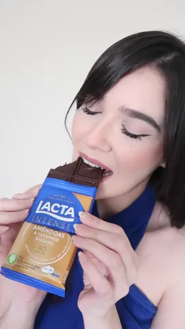 Olha essa surpresinha que a @lacta.oficial me enviou da Linha Intense Nuts. Eu experimentei e não pude deixar de trazer pra vocês e mostrar que desde primeira mordida você já consegue sentir a maciez do chocolate e a crocância do nuts. #publicidade #lacta #cadapedacinhoaproxima #asmr 