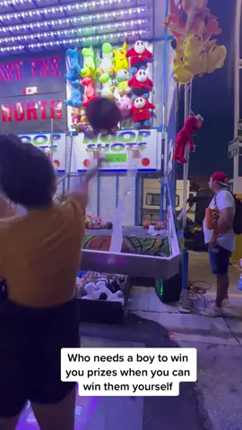The amount if guys i saw fail do this 😂 #cne #toronto #canadianexhibition #gta #basketball #sesamestreet #oscarthegrouch #foryou #Summer 