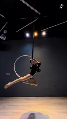 Khi đã nghiện xoay thì chỉ muốn xoay thật títtttt 💃🏼💃🏼💃🏼 #fyp #trending #hoangthuylinh #aerial #lyra #lyrahoop #yoga ##yogabay 