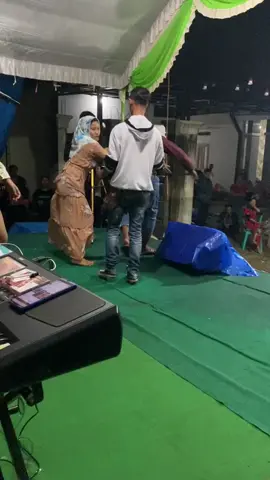 Sorang ibu-ibu di Tuban memarahi suaminya saat ikutan joget sama penyanyinya, #fyp #biduan #penyanyi #ibu #tuban #bloktuban