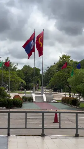 Crossing border Thailand NongkKhai - Laos Thanaleng Thai-Laos friendship bridge #laos #thailand #traveltips