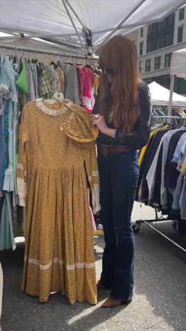 Just a spot of bonnet shopping before we hit the road 🚂