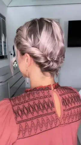 #easypeasy 😉 This quick up do works for basically any setting… party, work, date night, wedding you name it… okay maybe not the gym 😜 but as I’m writing this I just came up with a variant for workouts… stay tuned🤗 Happy Tuesday! #fyp #hairstyle #hairtutorial #shorthairstyles #hair #hairtok #hairstyletutorial #bobhaircut #hairstyles 