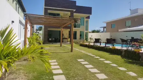 Vendo casa na Linha verde Bahia Condomínio parque JACUÍPE Casa para Venda, Condomínio Parque do Jacuípe.  Barra do Jacuípe, localizado na cidade de Camaçari / BA.Com 4 dormitórios, sendo 4 suítes, possui 6 banheiros, 4 vagas de garagem, 2 salas, encontra-se mobiliada.Área Construída com 305,00 m², Área do Terreno com 510,00 m².Valor do Imóvel R$ 1.250.000,00, IPTU R$ 2.800,00, Valor do Condomínio R$ 350,00,Características: Móveis Planejados, Piscina, Área gourmet completa, depósito, condomínio com acesso à praia, portaria 24h, infraestrutura de mercadinhos e restaurante dentro do condomínio.Cômodos: Área de Serviço, Copa, Cozinha, Despensa, Escritório.Proximidades: Bares e Restaurantes, Escola, Farmácia, Shopping Center, Supermercado.