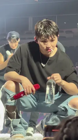 saw my man so close imgomna cry. also fuck straws #woozi #seventeen #kpop 