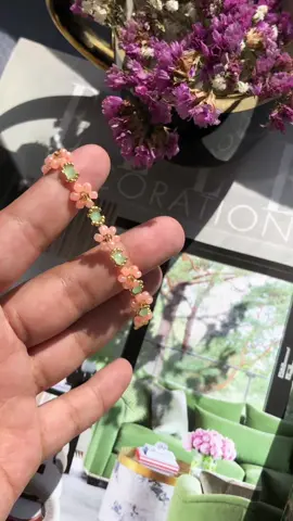 Why does this peach bead look so sweet?🥹🍑💫 #seedbeadbracelet #seedbeads #seedbeadjewlery #seedbeadtok #flowerbracelet #floralbracelet #cutebracelet #daisybracelet #daintybracelet #braceletoftheday #handmadebracelet 