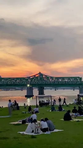 Picnics in Han river, Seoul #tlog #seoul #seoulnow #korea #southkorea #lifeinkorea #corea #seul #viaje 