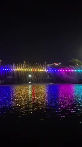 Hiburan gratis #semarangbridgefountain #semarang #semarangstory #airmancur #airmancur #airmancurmenari #dancingwater #dancingwaterfountain #dancingwaterfountainshow #fyp #fypシ #real 