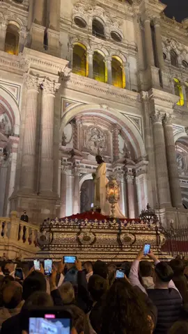 Jesus cautivo pasando por la Plaza del Obispo || 📍Málaga || acompañado por la banda CCT del cautivo con la marcha “ Ave María ” , sin duda uno de los mejores momentos que me ha dejado esta semana santa de 2022 #semanasanta #semanasantamalaga #semanasanta2022 #cautivomalaga #jesuscautivo #parati 