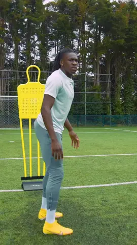 Ajax baller Calvin Bassey setting the standard in this drill 🫡🤝🏽 @sportsdirectfootball  #fy #fyp #drill #thetrenches 