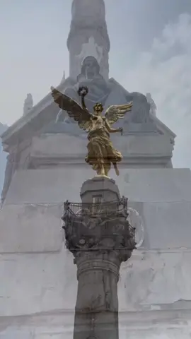 El Ángel de la Independencia de la Ciudad de México 🇲🇽. - #angeldelaindependencia #mexico #mexicocity #mxdf #travel #viralvideos #viraltiktok  #travelblogger  #cdmx #méxico #travelmexico #paseodelareforma #descubremexico #méxico #mexicocityview #mexicocityskyline #travelworld #flyinghigh  #fyp #travelmexico #flyabove #df #travelingmexico