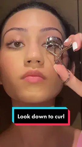 This is how MUAs are taught to curl lashes 😊 it works for most eye shapes and curlers, though you should be able to feel when the lash line and the curler are most aligned  Let me know how this works for you!🥰 #lashextensions #mascara #lashcurler #eyelashhack 