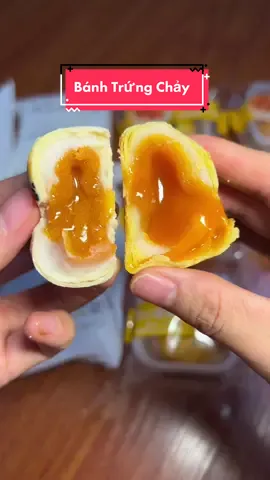 Bánh này ăn bon miệng lắm từ trẻ con đến người lớn đều mê, ko ngọt gắt, trứng chảy thơm mùi trứng muối #AnCungTikTok #ther_nguyen_boc_food #reviewanngon #fyp #eyeplusmedia #LearnOnTikTok 