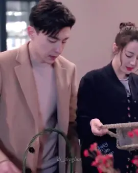 พระเอกกับนางเอกช่วยกันขายดอกไม้ช่วยคุณยายจนหมดเลย น่ารักแสนดีที่สุด🥰🌸😍 #ฝันนี้ที่มีเธอ #sweetdreams #เติ้งหลุน #denglun #邓伦  #ตี๋ลี่เร่อปา #dilrabadilmurat #foryou #fpy #ซีรี่ย์จีน #ติ่งซีรี่ย์จีน #tiktokuni #สอนให้รู้ว่า #cdrama #chinese #romance #comdey #viralvideo 