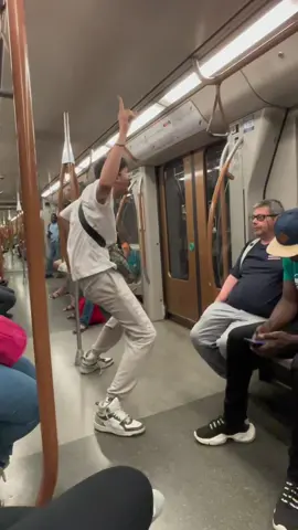 Allez dehors 🤣 #foryou #viral #pourtoi #mdr #prank #metro #drole #fypシ 