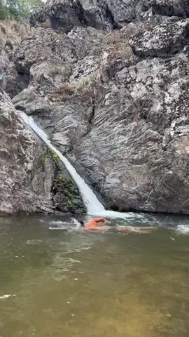 Bu sıcaklarda en iyi nemi olur , tabiki şelalede yüzmek serin serin oh. Kim istemez ki🙈 daha fazlası için #instagram #buraklayüzüyorum #deniz #swim