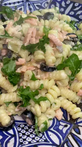 Pasta con salmone affumicato, olive, rucola e philadelphia, una ricetta deliziosa che si prepara in pochissimi minuti!  INGREDIENTI PER 4 PERSONE 360 g di pasta 250 g di salmone affumicato 100 g di olive nere snocciolate 130 g di formaggio spalmabile 50 g di rucola 1 pezzetto di cipolla ½ bicchiere di vodka (o vino bianco) 2-3 cucchiai di olio evo Sale q.b.  #c#carlogaianor#ricettec#cucinai#italiancuisinev#videoricettaf#foodvideof#foodreelsr#receitac#cucinaitalianab#buonappetitom#mangiarec#ciboa#atavolac#cucinandor#ricettadelgiornof#foodbloggeritf#foodbloggeritalianic#cucinaitalianas#salmoner#rucolap#pastapastalover 