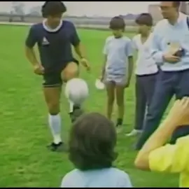 maradona dominando #maradona🕊 #maradona #maradona10 #iglesia_maradoniana #diego10 #maradona🇦🇷 #maradonacup #eternomaradona #maradonaporsiempre #iglesia_maradoniana10