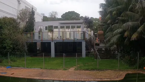 House demolition #operatorlife #excavation #digger #foryou #excavator #sydney #foryoupage #caseexcavator #caseconstruction #fyp #construction #tjmearthworks #northernbeaches #housedemolition #building #timelapse 