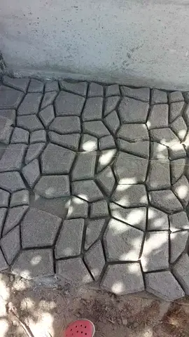 Increible suelo, hecho con cemento y un molde. Las piezas las fuimos haciendo y pegando una a una. #chapucilla #chapucillasTIktok #obra #manualidades #DIY 