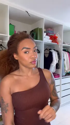 TERRA to amando cuidar do meu cabelo com o jeito PRO de L’Oréal Professionnel. Os produtos rendem muito e deixam as cacheadas e crespas com o cabelo alinhado e hidratado. Tudo que a gente precisa MULHER! #LorealPro #publi #CurIExpression #ExpresseSeusCachos