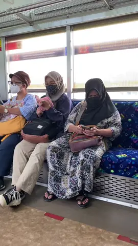 Kemarin waktu naik kereta arah manggarai ketemu seorang wanita sedang baca qur'an kemudian transit dan lanjut naik kereta arah tn. Abang  dan kita satu gerbong lagi dan beliau sudah gk baca qur'an melainkan baca buku... Masyaallah kagum bgt sama kakanya 🥹 #fypシ #kutubu #wanitashalihah❤️ #fypdongggggggg #sangdewilyodra 