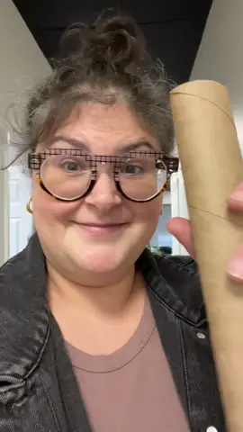 Tik tok tought me this cool thing…. And @jesmetzdorf is the easiest to scare… enjoy! #scarechallenge #papertowelrollchallenge #fyp 