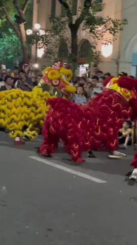 đi xem múa lân mà chú này lắc nhiệt quá :v @