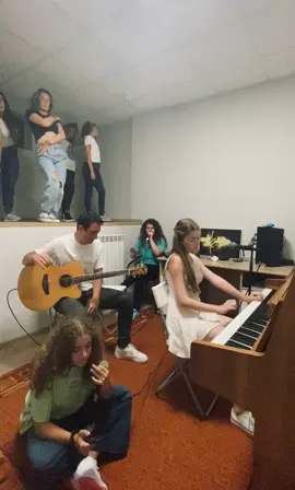 Импровизиран джам в XS ARTISTS ❤️ @valeriaxsmusic @sara.peytcheva @rangelgeorgiev @anna.mariya24  @cankomihov ФОТОГРАФ: @elka_zelka7 #beatbox #pe4enkata #piano #music