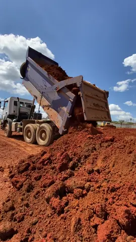 Caminhão basculante descarregando terra | Volkswagen dump truck unloading #armac #caminhaobasculante #volkswagen #truck