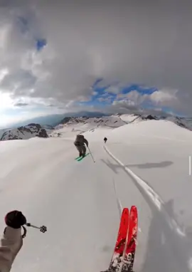 Tag your ski buddies😱 🎥(ig;anthonyroobert) #fyp #foryou #skiing #snowboard #snow #FlexEveryAngle 
