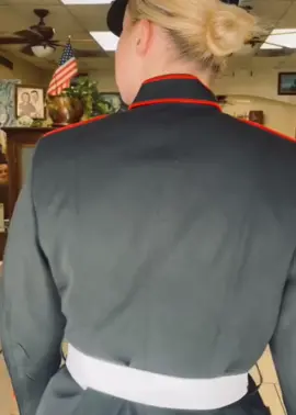 Surprise for mom #soldiergirl #militarygirl #surprise #cominghome #soldier 