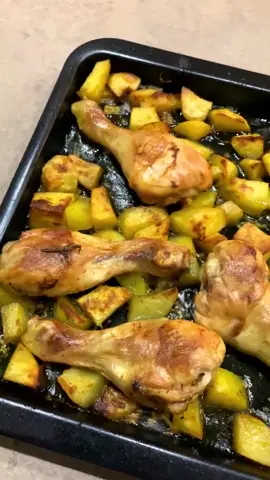 Se sei alla ricerca di una ricetta facile e sfiziosa per la cena, ecco i fusi di pollo e patate alla paprika al forno... facili e gustosi!  INGREDIENTI PER 4 PERSONE 8 fusi di pollo (o cosce o sovracosce) 1 kg di patate 1 spicchio d'aglio 3 cucchiaini di paprika dolce 3 cucchiai di paprika piccante 1 ciuffo di prezzemolo 2 rametti di rosmarino Sale fino q.b. 7-8 cucchiai di olio evo  #carlogaiano #ricette #cucina #italiancuisine #videoricetta #foodvideo #foodreels #receita #cucinaitaliana #buonappetito #mangiare #cibo #atavola #cucinando #ricettadelgiorno #foodbloggerit #foodbloggeritaliani #pollo #patate #domenica #pranzodelladomenica