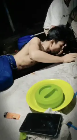 lihatlah cantik seorang yang kau sakiti dia rela menyakiti dirinya sendiri demi bisa melupakanmu...#putuscinta #mabukputuscinta
