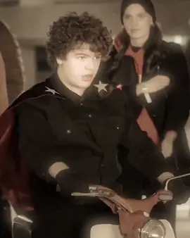 — ✭ #GATENMATARAZZO; this man is on a motorcycle bru 💀; #strangerthings #strangerthings4 #gatenmatarazzoedit #dustinhenderson #suziehrts #fyp 