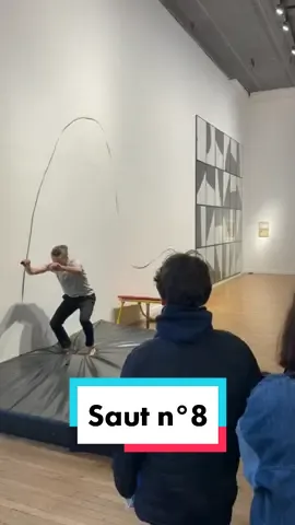 Saut n°8 (pour trampoline), dessin performé, 2022  Performance réalisée en Mars 2022 à la @mcamiens par @joanaprneves, dans le cadre de l'exposition HYPERDRAWING   #drawtoperform #performancedrawing #performance #sport #drawingperformance #line #charcoal #fusain #emmanuelberanger #emmanuelbéranger #contemporaryart #drawingnow #abstractdrawing #minimaldrawing #hyperdrawing