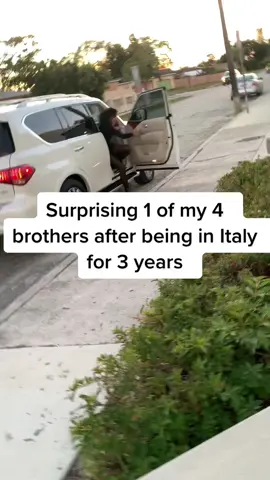 That one time I moved to Italy without telling my family, lost 50lbs and didn’t visit for 3 years. This was 4 years ago and I still cry everytime I see this vid. #wholesome #reunion #family #Siblings #corememories  #expat #fyp 