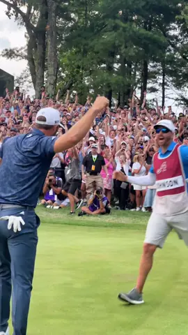and the crowd goes wild…🥳🙌 #LIVGolf #LIVGolfBoston #dustinjohnson #golftok #golftiktok