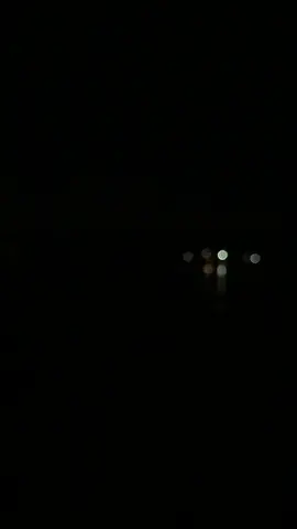 Ngumpul sama kawan2, minum, nyanyi2 di pantai, sambil liat bulan dan pantulan cahaya di air. Gaada kurang2nya..  #fyp #fypシ 