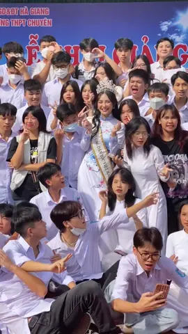 Quá trời vui rùi Chuyên Hà Giang sáng nay 😂 nhờ anh trong ekip quay hộ bằng điện thoại lưu giữ kỉ niệm cùng các em mà về kiểm tra điện thoại được mấy quả video bất ổn quá 😆 yêu lắm CHG ơi ♥️♥️♥️ mong sẽ sớm có dịp về thăm trường 🏫 #chuyenhagiang #hagiang #chg #nongthuyhang #hoahaucacdantocvietnam2022 