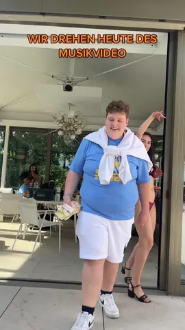 Bin soooo gespannt. Am 9.9 kommt der Song 🥰