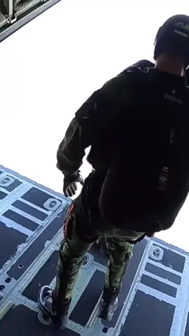 🤩🪂🤘🏻 Enjoy with @skydiving_official✅  . . . ⠀⠀⠀⠀⠀ . . ⠀⠀⠀⠀⠀⠀⠀⠀   ⠀⠀⠀⠀⠀⠀⠀⠀⠀ Posted• @skyhawkscanada Let me tell you something ! 🙉 Laisse moi te dire quelque chose! • 📱Mcpl/Cplc Gabriel Parent #skyhawks #skyhawkscanada #season2022 #ontario #jumpingoutofplanes #parachutisme #reels #viral #reelsinstagram 