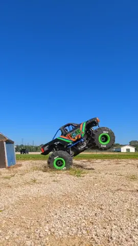 Timing it right. 🤘 #LVCRC #Losi #LMT #HorizonHobby #GensAce #MonsterJam #solidaxle #monstertruck #4x4 #offroad #Jeep #RC #RCcar #car #truck #RCtok #foryou