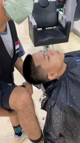 Aku takut kena coak bang, di potong buzzcut aja kali ya. Oke gasss, Ngeeeng….. . . . . #whal #whalpro #whalprosea #barberworld #fypシ #fyp #barbara #barberbrazil #barberindo #indobarbersupply #barberriau #undercut #fade #fadegame #mediumfade #hightfade #lowfade #tapper #potongrambut #tukangcukur #menshaircut #gayarambutpria 