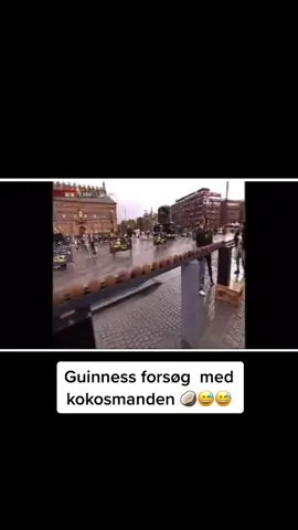 Rekordforsøg i at flække kokosnødder 🫣🤣🤣 #guinnessworldrecords #karate #tv #funny 