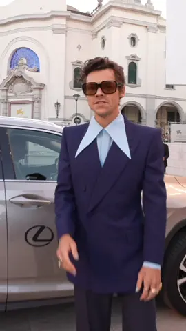 Gucci Gang 🤙! #HarryStyles #dontworrydarling #redcarpet #venicefilmfestival #harrystylesvids #gucci #guccigang🇳🇵