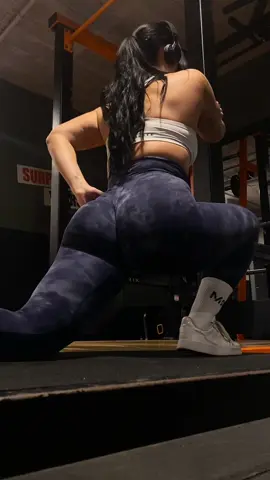 Stretch routine and lower focused full body workout 🤍 #GymTok #fullbodyworkout #foryou #voorjou #parati #FitTok 