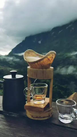 นั่งจิบกาแฟชมวิวดอยหลวงยามเช้าๆบรรยากาศดีจัง#🌿🌬️🥶🌲#ให้ธรรมชาติได้พักผ่อน #วิวธรรมชาติสวยๆ🌿🍃🍂 #เที่ยวเชียงใหม่ #ดอยหลวงเชียงดาว #รถแดงชาญพาเที่ยว #รถแดงbychan #เชียงใหม่ #เชียงดาว