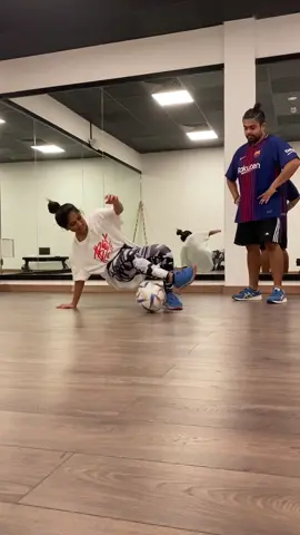 Easy freestyle moves which anyone can do 💯. #tiktoksportsclub #LearnOnTikTok #football #freestyle #fsballer