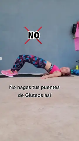💜 Ya intentaste el puente de glúteo pero lo que menos sientes es trabajo de glúteo? 🤪.   Yo te ayudo!   ✅ Primero elimina ese espacio entre tu espalda baja y el piso y manten esa postura.  ✅ Evita alejar mucho tus pies, porque entonces estarás trabajando otra parte del cuerpo.  ✅ Realiza movimientos pausados y con conciencia de ellos. ✅ Al subir manten la posición arriba 2 segundos y baja.  Ahora si! Gluetos on 🔥  Sígueme para más videos como éste.   Intenta - Guarda y Comparte.  #ejercicioencasa  #brendafitzone  #ejercicioprincipiantes  #gluteos  #puentegluteo #ejerciciopasoapaso 